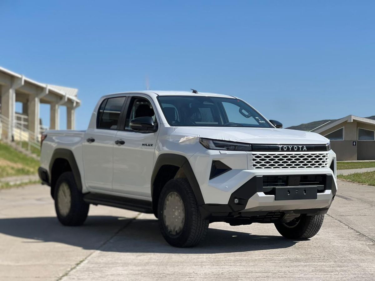 Toyota Hilux 2.8d MT (204 л.с.) 4WD в автосалоне Nextline