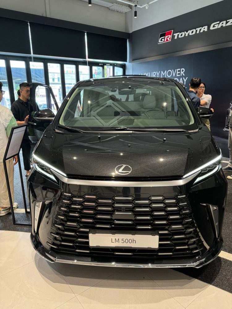 Lexus LM 500h в автосалоне Nextline