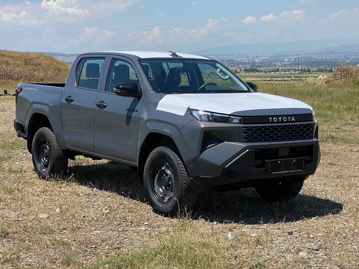 Toyota Hilux 2.8d MT (204 л.с.) 4WD в автосалоне Nextline