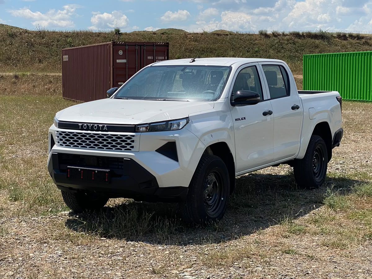 Toyota Hilux 2.8d MT (204 л.с.) 4WD в автосалоне Nextline